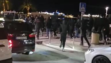 Видео: Хаос во Сплит – 500 хулигани се тепаа на ривата пред 100 полицајци