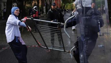 Нови жестоки судири во Тирана покажуваат снимките со дрон- полицијата со апел до родителите (ВИДЕО)