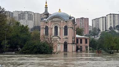 Поплавите во Истанбул не ги поштедија ниту историските објекти- под вода е позната џамија (ВИДЕО)