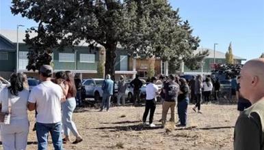 Напаѓач уби четири лица, од кои три деца, во основно училиште во Орегон во САД  пред да биде застрелан