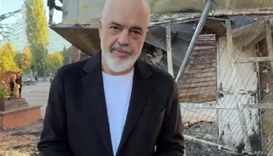 Еди Рама застана пред запалениот колеџ и испрати остра порака поради протестите во Тирана (ВИДЕО)