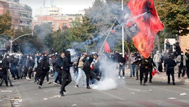 Ескалираат протестите во Тирана- студентите кршат излози и семафори, упаднаа во банка (ВИДЕО)