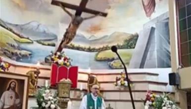 Крст падна врз свештеник за време на миса и го усмрти (ВОЗНЕМИРУВАЧКО ВИДЕО)