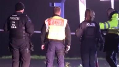 Двајца им се предале на властите по пробивањето на заштитната ограда на аеродромот во Лајпциг (ВИДЕО)