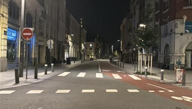 Француските власти воведоа полициски час во Париз и други градови по викендот исполнет со немири и грабежи