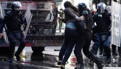 Продолжува хаосот во Тирана: Полицијата со солзавец и водени топови ги растерува демонстрантите, тие вратија со камења (ВИДЕО)
