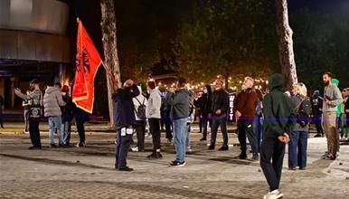 „Рама, оди си!“- одекнува пред премиерскиот кабинет, силни полициски сили во центарот на Тирана (ВИДЕО)