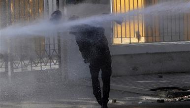Осмиот ден од  протестите во Тирана, повторно беше одбележан со судири меѓу демонстрантите и полицијата