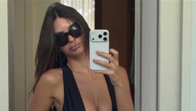 Емили Ратајковски позира во црн костум за капење со длабоко деколте (ФОТО)