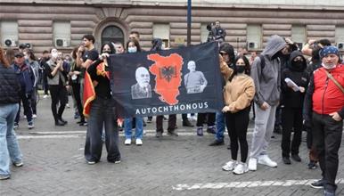 Скандал во Тирана: Демонстрантите носат знаме на „Голема Албанија“ (ФОТО)