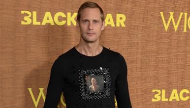 Александер Скарсгард на филмска премиера се појави во килт и со маица со ликот на колешката (ФОТО)