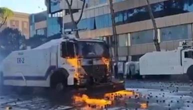 Видео: Тирана повторо„гореше“,молотовлеви коктели, оган, водени топови 