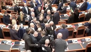 Хаос во Албанија: Тепачките од улиците се префрлија во парламентот- се степаа пратениците (ВИДЕО)