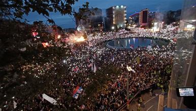 Голем собир на студентите во центарот на Белград- говорниците на бината носеа Устав на Србија (ВИДЕО)