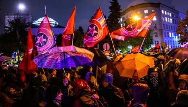Масовни протести поради строгите закони за абортус низ 20 градови во Полска 
