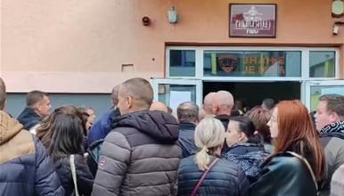 Србите од Косово со автобуси и автомобили масовно заминаа да гласаат во Србија- застој на границата (ВИДЕО)