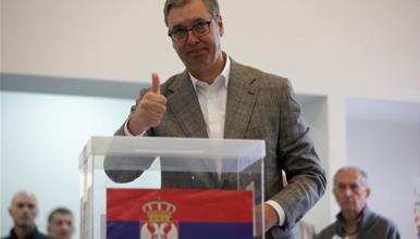 Вучиќ гласаше, откако два часа чекаше во ред со сопругата (ВИДЕО)