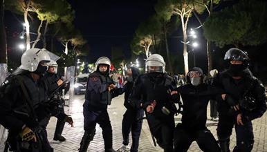 Хаос на улиците на Тирана- демонстрантите се судрија со полицијата, има приведени (ВИДЕО)