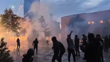 Судири со полицијата, повредени и барања за оставка на Рама на протестите во Тирана
