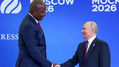 Путин му беше домаќин на африкански претседател, висок 204 сантиметри- сите му се смеат (ФОТО)