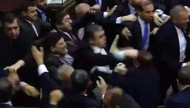 Крвава тепачка во парламентот на Ерменија- пратениците се степаа среде седница (ВИДЕО)