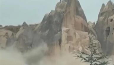 Видео: Се урна „самовилски оџак“ во Кападокија поради обилни дождови