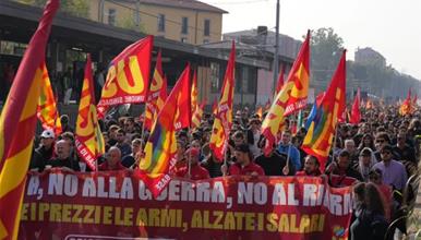 Тензично во Италија: Горат гуми во Џенова, во Торино фрлаат јајца врз полицијата (ВИДЕО)