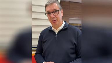 Вучиќ си го зема знамето на Србија од зградата на Претседателството (ВИДЕО)
