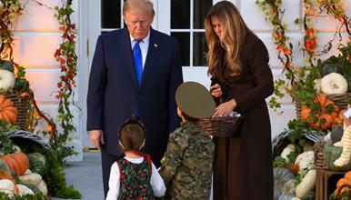 Доналд и Меланија Трамп даваа слатки во Белата куќа- момче се појави во руска униформа (ВИДЕО)