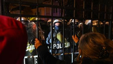 Хаос во Полска: Полицијата упадна во Уставниот суд, претседателот го прекина летот кон Сенегал (ВИДЕО)