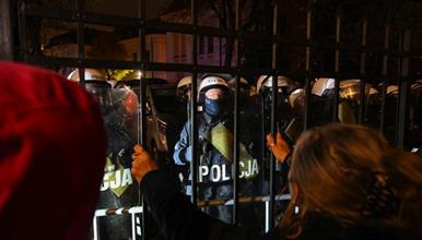 Хаосот во Полска не стивнува: Претседателот свика итен состанок