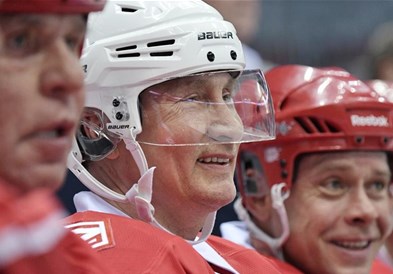 Фото: Путин како вистински хокеар, стрелец на пет голa