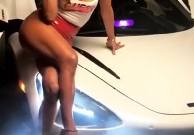 Видео: Скап автомобил и секси стајлинг