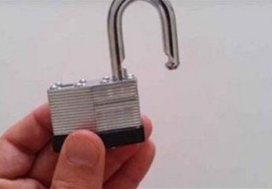 Го изгубивте клучот од катанецот? Ова е одличен трик како да го отклучите со помош на лименка (видео)