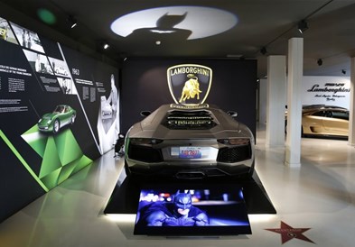 Фото: Холивудски ѕвезди меѓу автомобилите