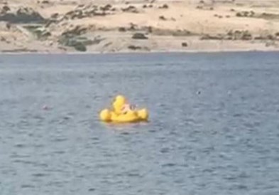 Хрватска во шок: Жесток секс на жолта гумена  патка на Зрќе (видео 18+)