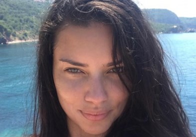 Блазе си им на минувачите:Адријана Лима се качила на такси па танцувала во секси издание!(фото)
