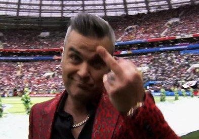 Роби Вилијамс покажа среден прст на отворањето на светското првенство (видео)