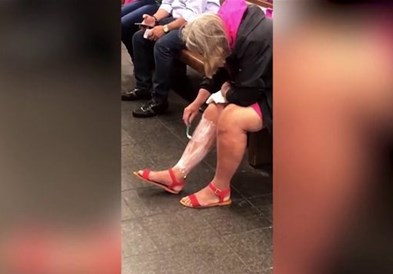 Жена си ги бричи нозете на метро станица