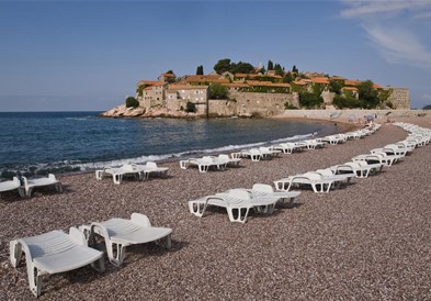 Урнебесна фотографија на соблекувална на црногорска плажа ги запали социјалните мрежи (фото)