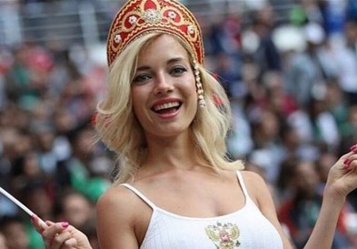  Порно ѕвезда ги бодри руските фудбалери од трибините 