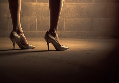 Кажете им збогум на плускавиците: Ова е најдобриот начин да одберете удобни чевли!(видео)