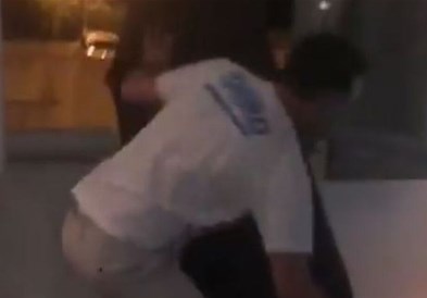 Хрват во навивачки жар го фрли каучот низ прозорец  (ВИДЕО) 