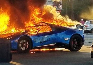 Драма на бензинска пумпа во САД: Изгоре Lamborghini од 300.000 долари (видео)