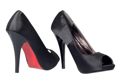 Брендот „Louboutin“ се тресе од страв:Ниту кломпи, ниту влечки...планетата ја освоија гумени штикли?(фото)