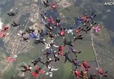 Жени поставија нов светски рекорд во паѓање со падобран (ВИДЕО)