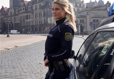 Адриана е најсексапилната полицајка во светот (фото)