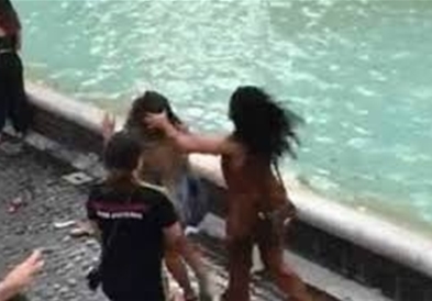 Жени се степаа за селфи пред фонтана во Рим (ВИДЕО)