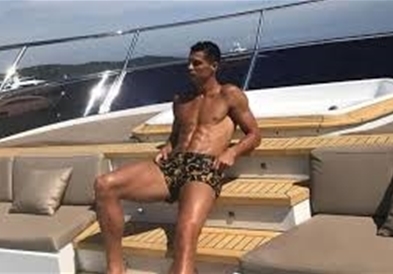 Кристијано Роналдо со фотографија за крај на летото