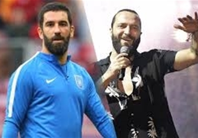 Арда Туран предизвика инцидент, скрши нос на пејач